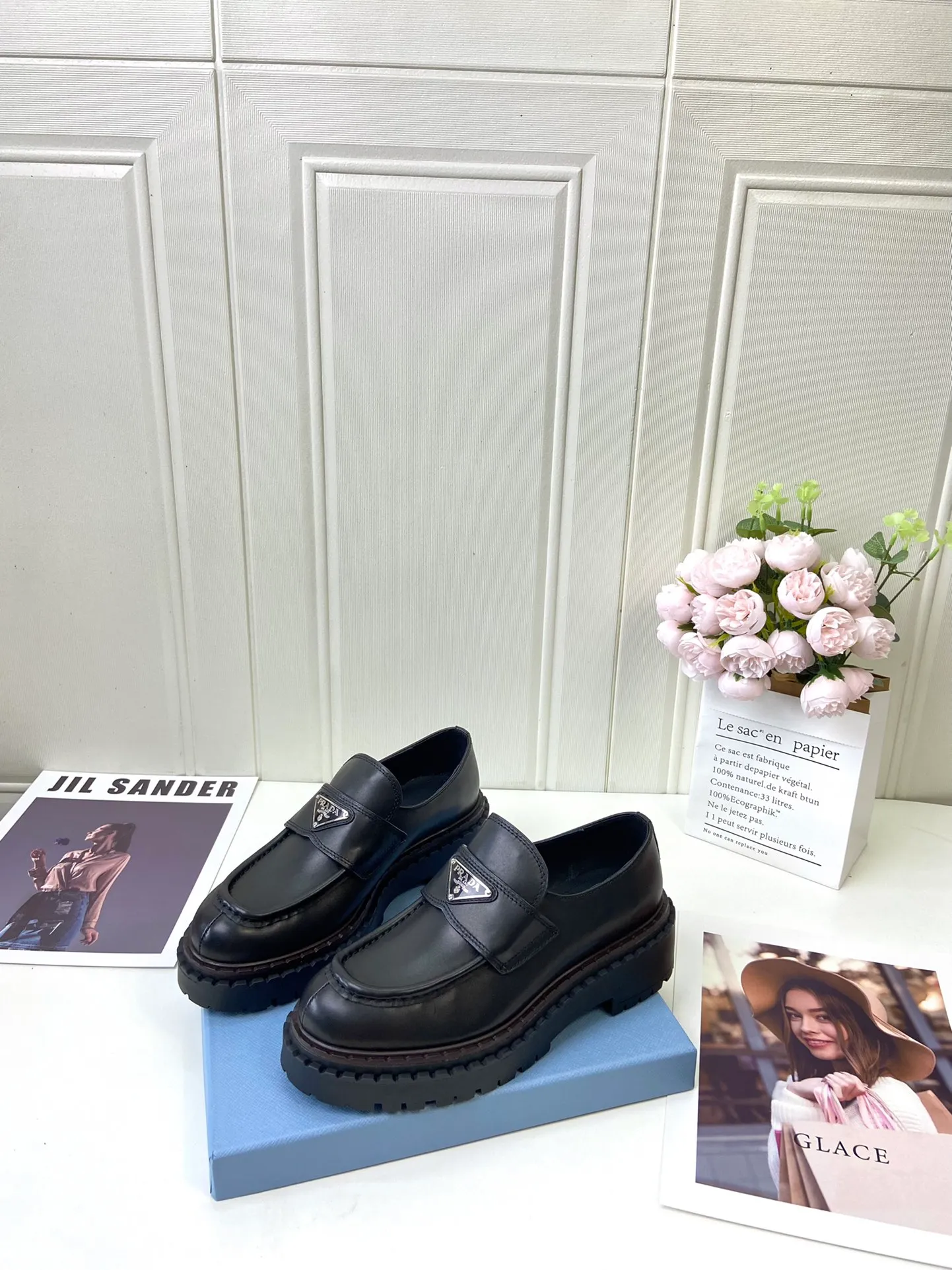 👟👟Ex-factory price 520👟👟 🔥🔥✨Prada* 2024WA new autumn and winter thick-soled loafers👟 These leather loafers use thick soles, craftsmanship details and contemporary elements add vitality, interpreting classics in a new fashion language. Enamel-coated triangular metal logo with a height of 55 mm makes its debut 🌟 Recommended by major bloggers on Xiaohongshu, developed 1-1 to highlight classic charm. Cowhide lining TPU outsole ➕ genuine leather edge bar Code number: 35 to 41 (40-41 customized, non-refundable)